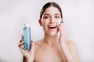 Tẩy trang dịu nhẹ cho da mụn: Bí quyết làm sạch không gây kích ứng