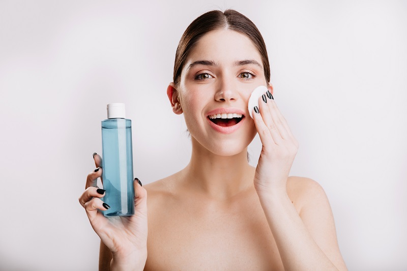 Tẩy trang dịu nhẹ cho da mụn: Bí quyết làm sạch không gây kích ứng