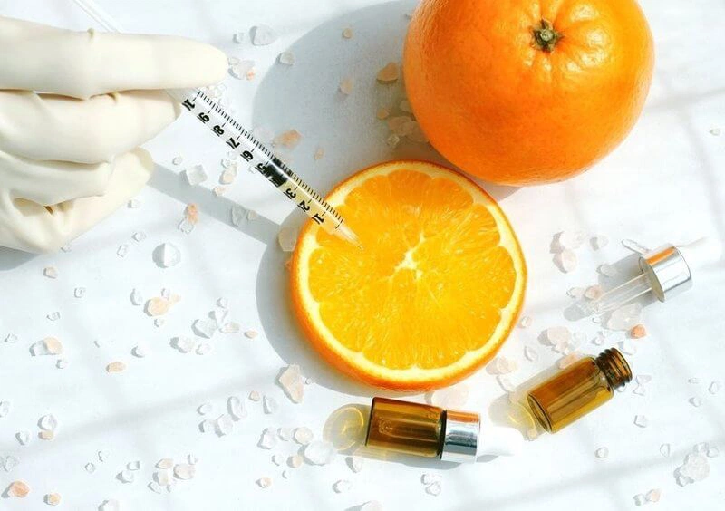 Hình ảnh thoa serum vitamin C lên mặt để làm sáng da